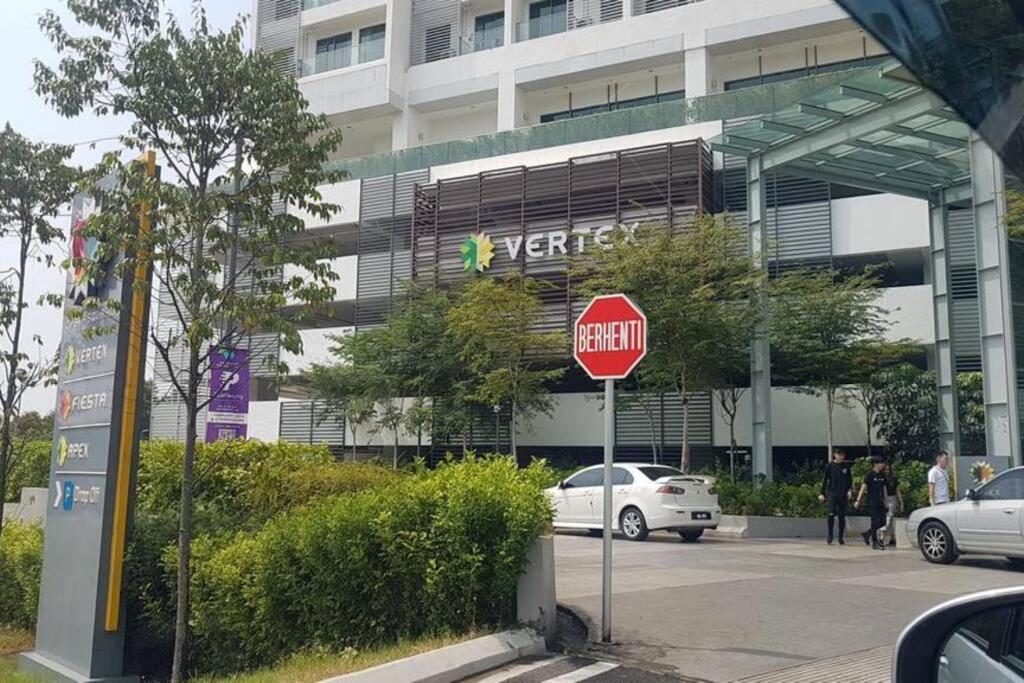 Cybersquare Lakeview With Netflix And Disney Hotstar Cyberjaya Exterior photo
