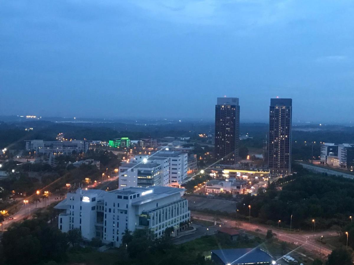 Cybersquare Lakeview With Netflix And Disney Hotstar Cyberjaya Exterior photo